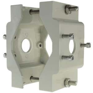 Soporte para mástiles/farolas - Rango diámetro 60~110 mm - Fijación en ambas caras - Apto para uso en exterior - Color blanco - Pasador de cables