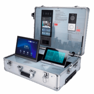 Maletín de exposición - Videoporteros Akuvox - Router WiFi y switch PoE - Licencia grauita Akuvox Cloud Services - Plug & Play - Maletín: 540 (Al) x 386 (An) x 178 (Fo) mm